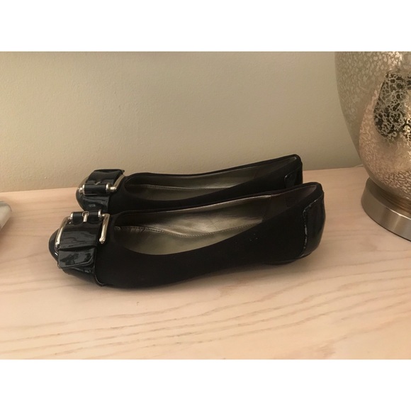 🚫 SOLD Bandolino Black Buckle Statement Flats - Picture 2 of 3